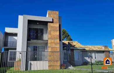 Imagem: A casa possui 4 Dormitórios, 1 Banheiro, 5 Vagas na garagem