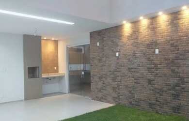 Imagem: A casa possui 2 Dormitórios, 2 Banheiros, 2 Vagas na garagem