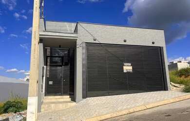 Imagem: A casa possui 3 Dormitórios, 2 Banheiros, 2 Vagas na garagem