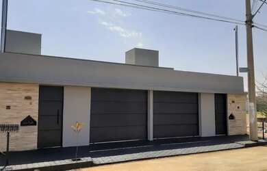 Imagem: A casa possui 3 Dormitórios, 2 Banheiros, 2 Vagas na garagem