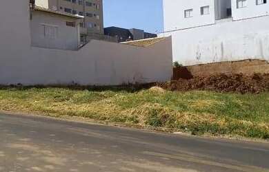 Imagem: O terreno possui 750m² de Área e está localizado em Vila