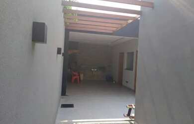 Imagem: A casa possui 3 Dormitórios, 2 Banheiros, 1 Vaga na garagem