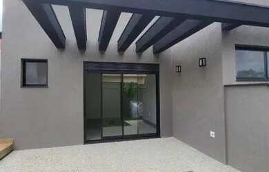 Imagem: A casa em condomínio possui 4 Dormitórios, 5 Banheiros, 4