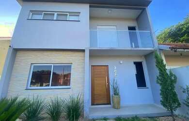 Imagem: A casa possui 3 Dormitórios, 2 Banheiros, 1 Vaga na garagem