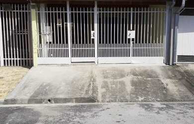 Imagem: A casa possui 2 Dormitórios, 1 Banheiro, 2 Vagas na garagem