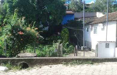 Imagem: A casa possui 4 Dormitórios, 2 Banheiros, 5 Vagas na garagem