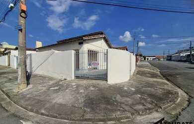 Imagem: A casa possui 2 Dormitórios, 1 Banheiro, 2 Vagas na garagem