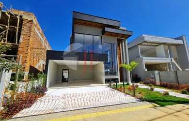 Imagem: A casa possui 4 Dormitórios, 5 Banheiros, 4 Vagas na garagem