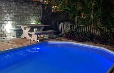 Imagem: A casa possui 3 Dormitórios, 3 Banheiros, 5 Vagas na garagem