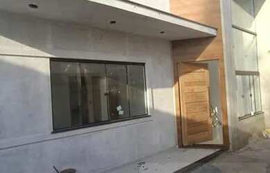 Imagem: A casa possui 3 Dormitórios, 2 Banheiros, 1 Vaga na garagem