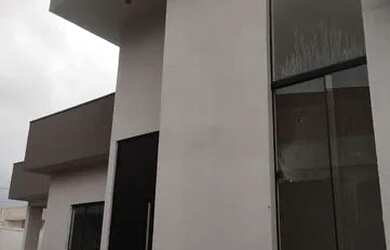 Imagem: A casa possui 3 Dormitórios, 2 Banheiros, 3 Vagas na garagem