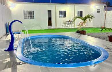 Imagem: A casa possui 4 Dormitórios, Acomodam 11 pessoas e 3 Vagas