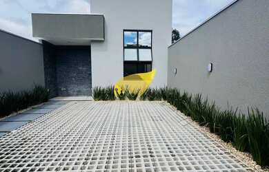 Imagem: A casa possui 3 Dormitórios, 1 Banheiro, 2 Vagas na garagem