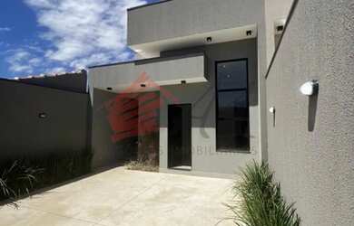 Imagem: A casa possui 2 Dormitórios, 2 Banheiros, 2 Vagas na garagem