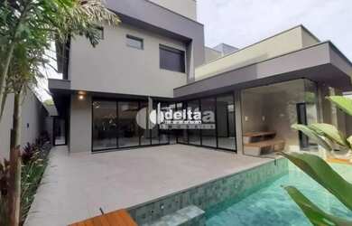 Imagem: A casa em condomínio possui 4 Dormitórios, 5 Banheiros, 4