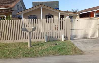 Imagem: A casa possui 3 Dormitórios, 2 Banheiros, 1 Vaga na garagem