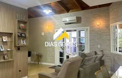 Imagem: A casa possui 3 Dormitórios, 4 Banheiros, 5 Vagas na garagem