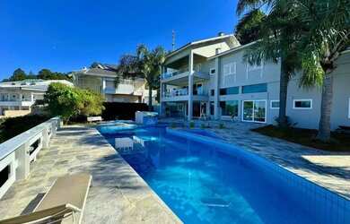 Imagem: A casa em condomínio possui 5 Dormitórios, 5 Banheiros, 5