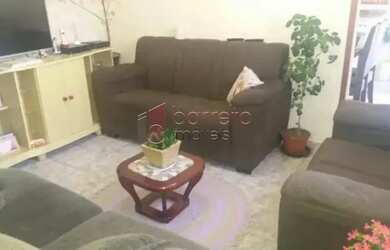 Imagem: A casa possui 3 Dormitórios, 2 Banheiros, 3 Vagas na garagem