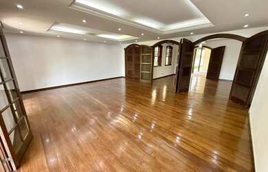 Imagem: A casa possui 5 Dormitórios, 5 Banheiros, 5 Vagas na garagem