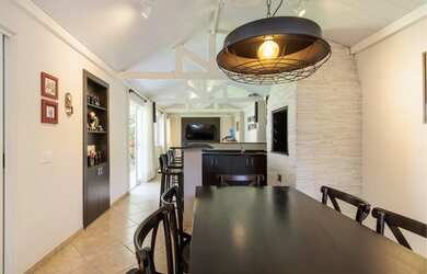 Imagem: A casa em condomínio possui 5 Dormitórios, 5 Banheiros, 4