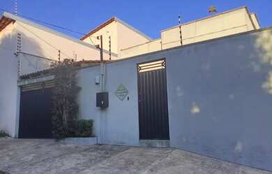 Imagem: A casa possui 2 Dormitórios, 2 Banheiros, 1 Vaga na garagem