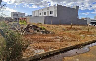 Imagem: O terreno possui 300m² de Área, Imóvel novo e está localizado