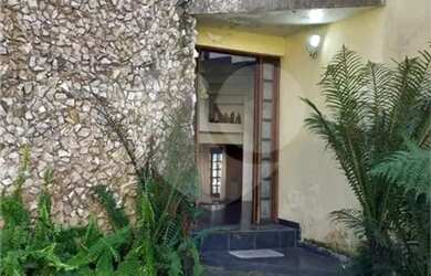 Imagem: A casa possui 4 Dormitórios, 4 Banheiros, 3 Vagas na garagem