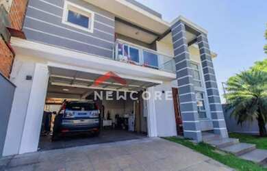 Imagem: A casa possui 4 Dormitórios, 3 Banheiros, 4 Vagas na garagem