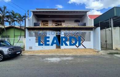 Imagem: A casa possui 4 Dormitórios, 4 Banheiros, 5 Vagas na garagem