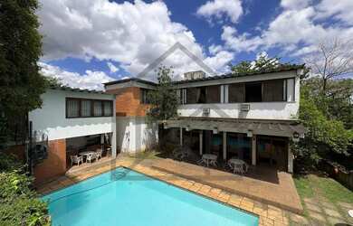 Imagem: A casa possui 4 Dormitórios, 4 Banheiros, 2 Vagas na garagem