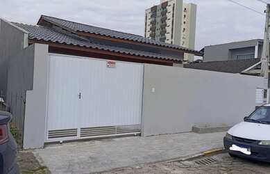 Imagem: A casa possui 3 Dormitórios, 3 Banheiros, 2 Vagas na garagem