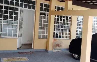 Imagem: A casa possui 3 Dormitórios, 2 Banheiros, 2 Vagas na garagem