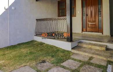 Imagem: A casa possui 3 Dormitórios, 2 Banheiros, 1 Vaga na garagem