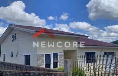 Imagem: A casa possui 3 Dormitórios, 2 Banheiros, 3 Vagas na garagem