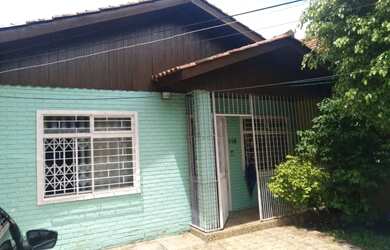 Imagem: A casa possui 3 Dormitórios, 1 Banheiro, 3 Vagas na garagem