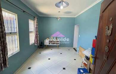 Imagem: A casa possui 3 Dormitórios, 2 Banheiros, 2 Vagas na garagem