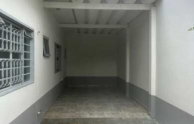 Imagem: A casa possui 3 Dormitórios, 2 Banheiros, 1 Vaga na garagem