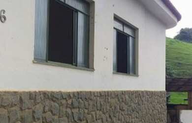 Imagem: A casa possui 2 Dormitórios, 1 Banheiro e 1 Vaga na garagem