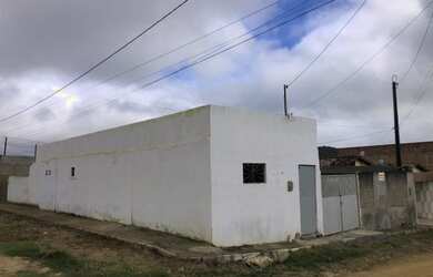 Imagem: A casa possui 4 Dormitórios, 2 Banheiros, 4 Vagas na garagem