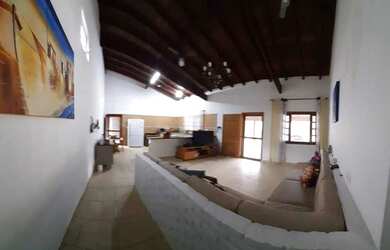 Imagem: A casa possui 2 Dormitórios, 2 Banheiros, 4 Vagas na garagem