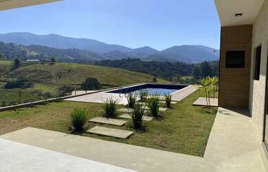 Imagem: A casa em condomínio possui 3 Dormitórios, 4 Banheiros, 4