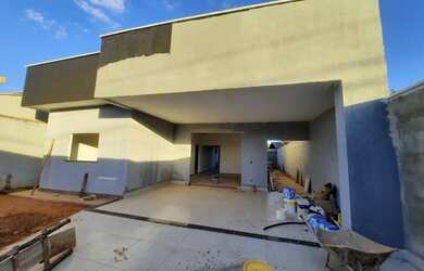 Imagem: A casa possui 3 Dormitórios, 3 Banheiros, 4 Vagas na garagem