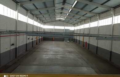 Imagem: O depósito possui 4 Vagas na garagem, 1.200m² de Área e