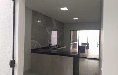 Imagem: A casa possui 3 Dormitórios, 3 Banheiros, 2 Vagas na garagem