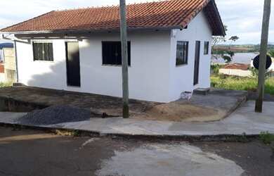 Imagem: A casa possui 2 Dormitórios e 1 Banheiro e está localizado