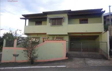 Imagem: A casa possui 3 Dormitórios, 2 Banheiros, 2 Vagas na garagem