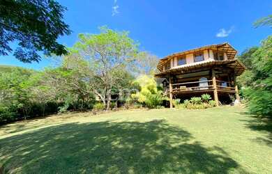 Imagem: A casa em condomínio possui 3 Dormitórios, 3 Banheiros e 2700m²