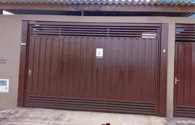 Imagem: A casa possui 2 Dormitórios, 1 Banheiro, 2 Vagas na garagem