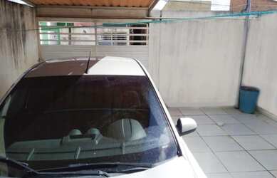 Imagem: A casa possui 3 Dormitórios, 3 Banheiros, 2 Vagas na garagem